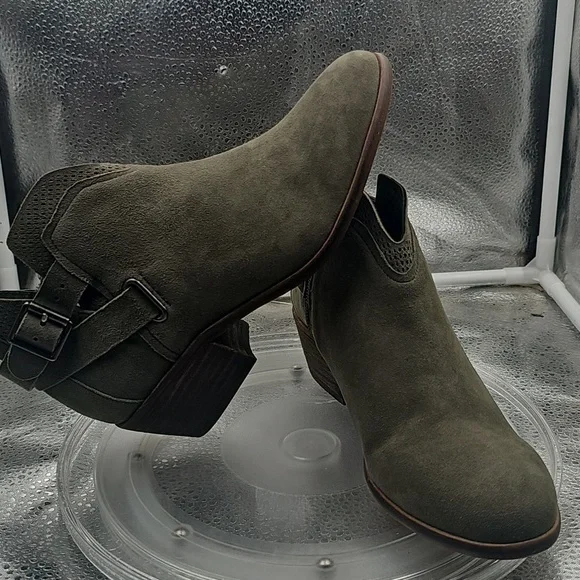 A Vince Camuto womens Olive Green ankle boots size 6W - Picture 15 of 15